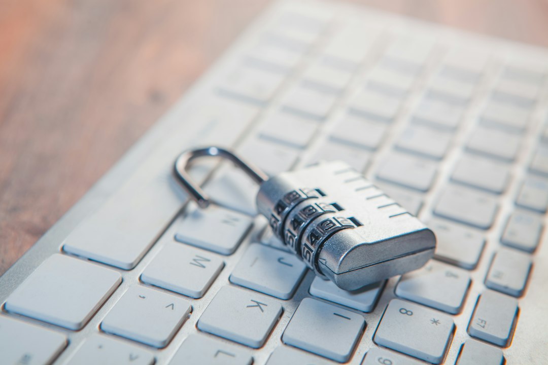 Kłódka na klawiaturze komputera — bezpieczeństwo i ochrona przed malware